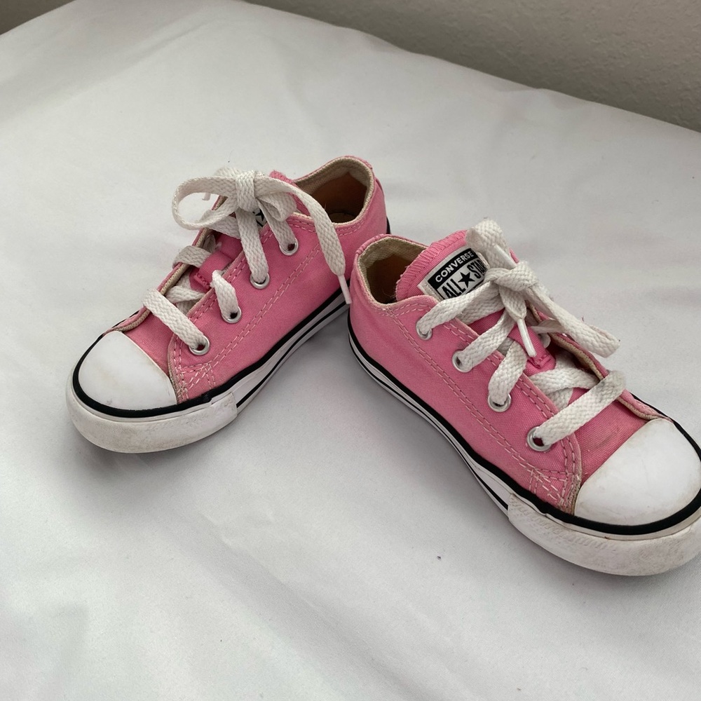 Kids size 8 Converse All Star Pink Canvas Sneakers. In good condition. - Picture 4 of 13